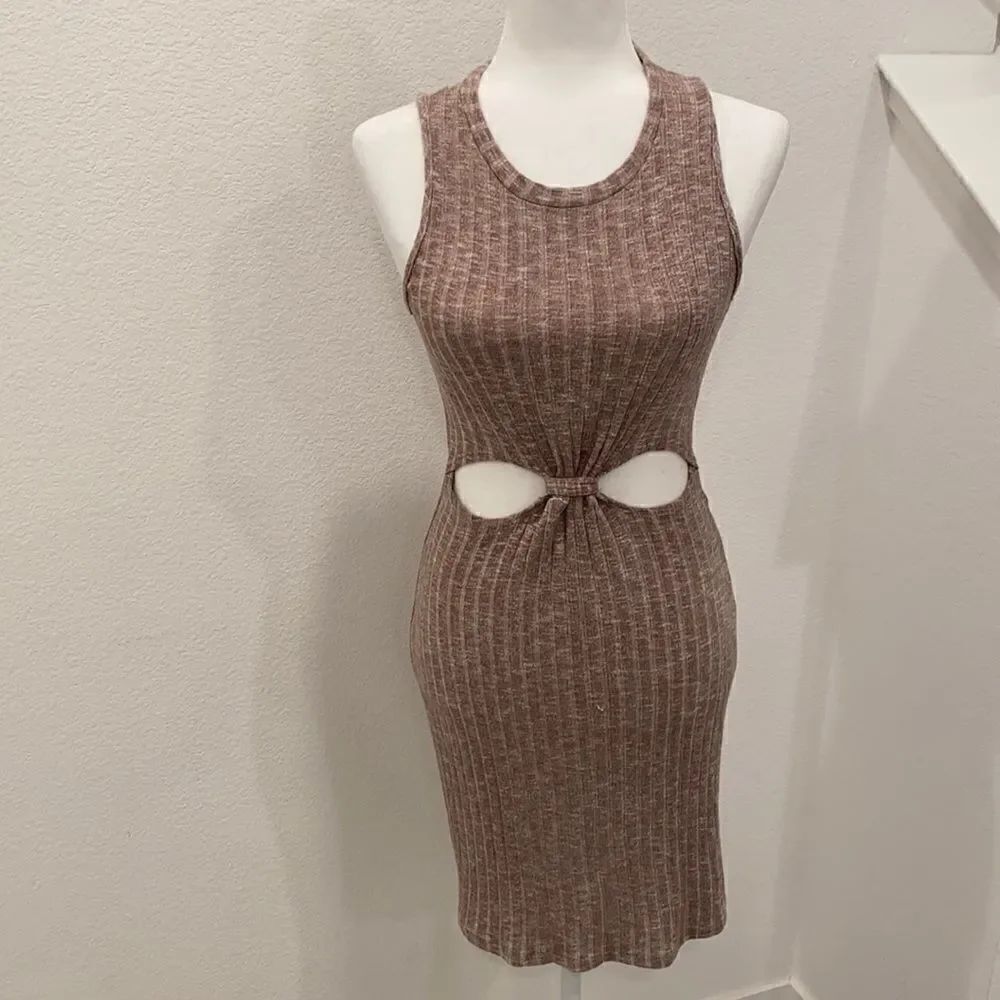 Women’s Dress. - Picture 1 of 8
